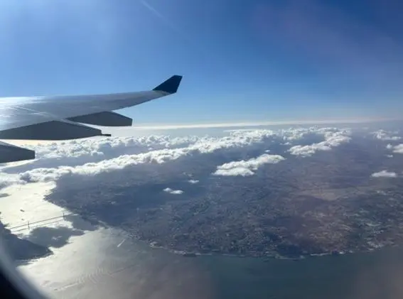 Avião no céu. Vista da janela