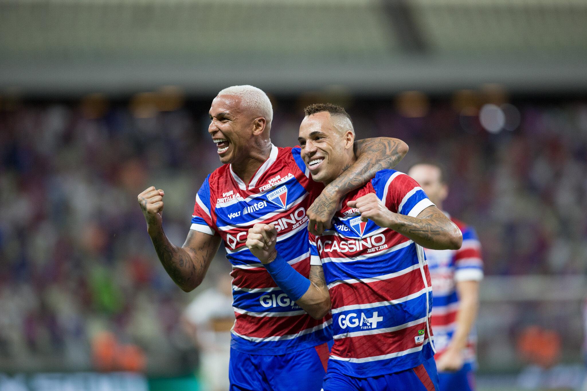 Foto dos jogadores Deyverson e Breno Lopes, do Fortaleza, que deve disputar sete jogos em agosto de 2025, com partidas da Série A do Brasileirão e da Libertadores
