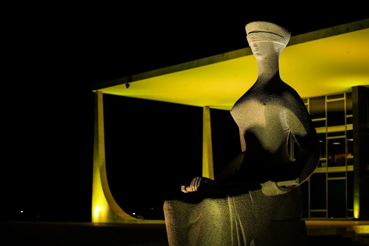 imagem da estátua da justiça, em frente ao prédio do stf, em brasília