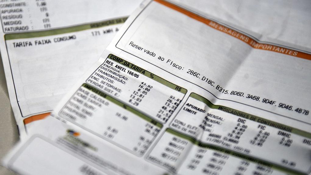 Conta de energia, que ficará mais cara em agosto, em cima de uma mesa