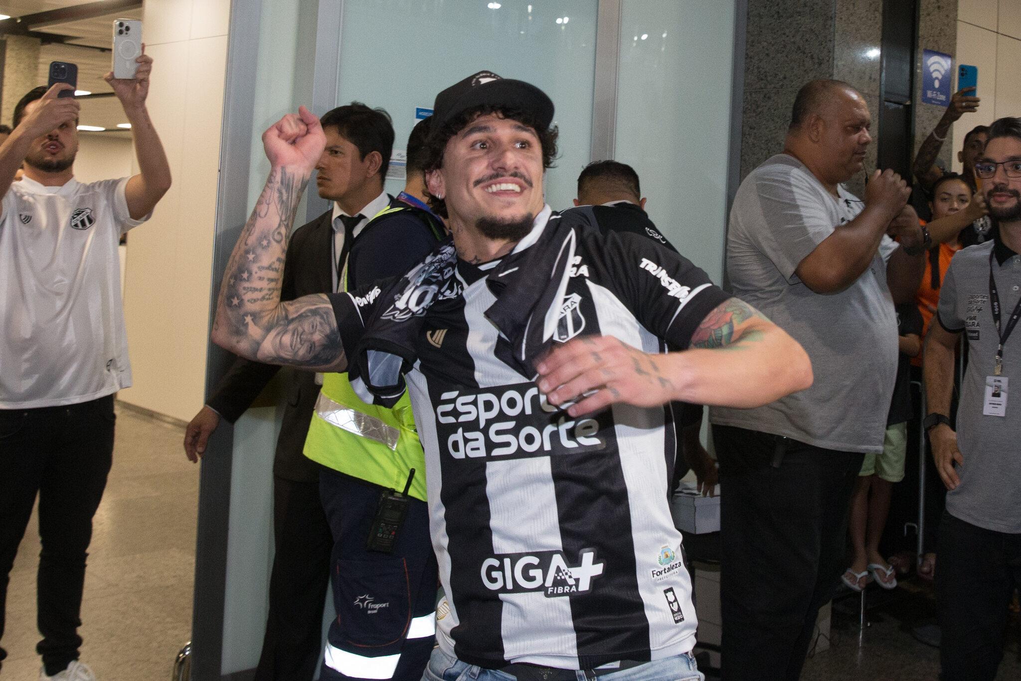 Foto de Vina, jogador do Ceará, que deve disputar seis jogos em agosto, entre Série A do Brasileirão e Copa do Nordeste