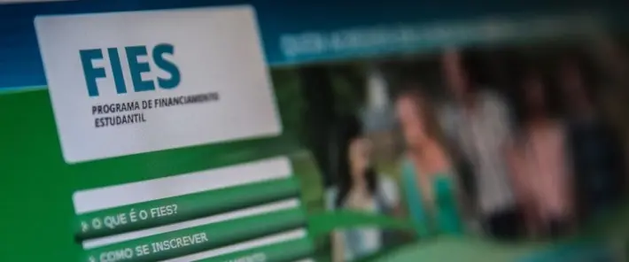 Informações sobre o programa de financiamento estudantil FIES, incluindo como se inscrever e principais detalhes, em uma imagem promocional.