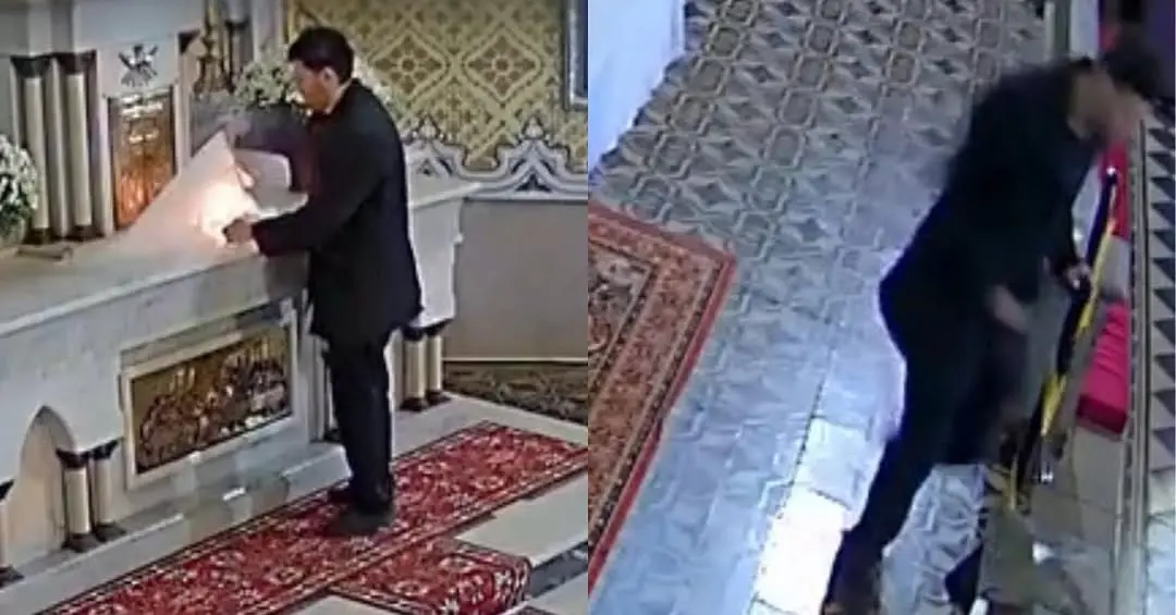 Homem vestido de terno ajeitando objetos em uma igreja ou capela, com detalhes decorativos no altar e tapete vermelho no chão.