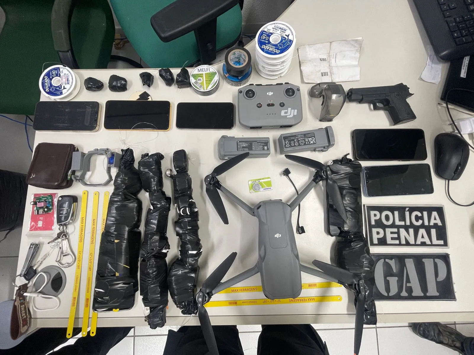 Pelo menos 21 drones foram derrubados e apreendidos por policiais penais em 2024 e 2025.
