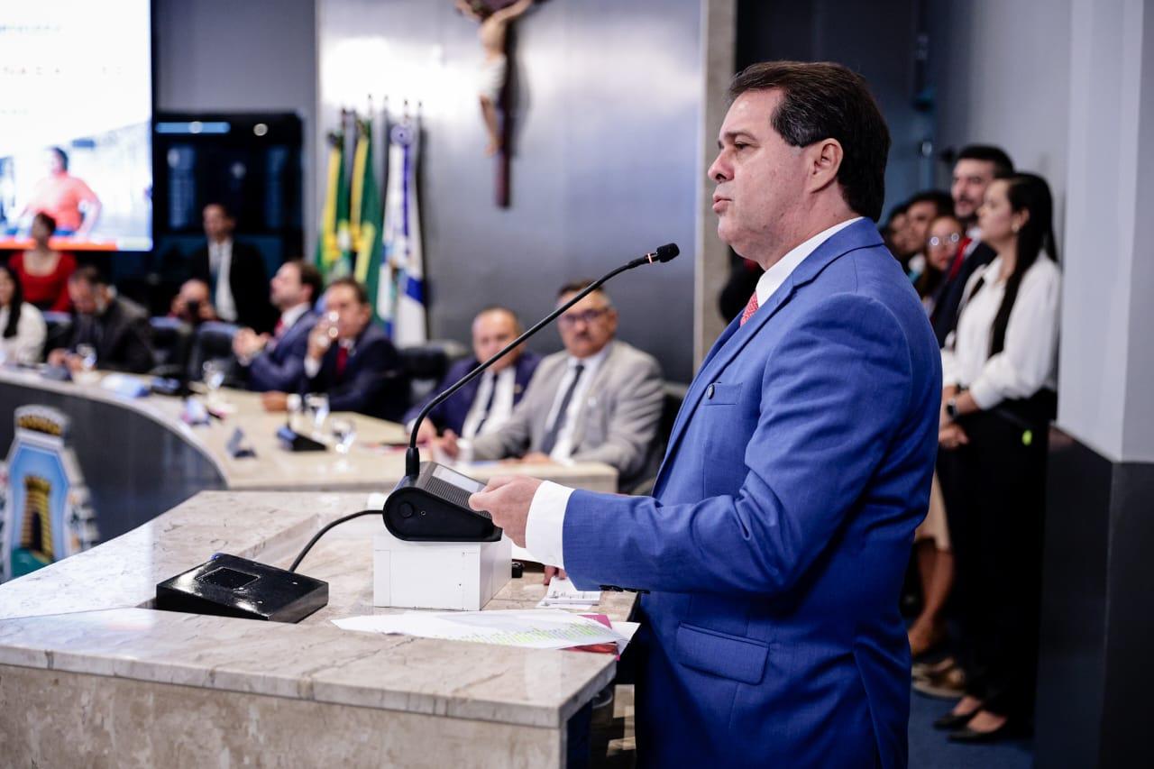 Evandro Leitão na tribuna da Câmara Municipal de Fortaleza