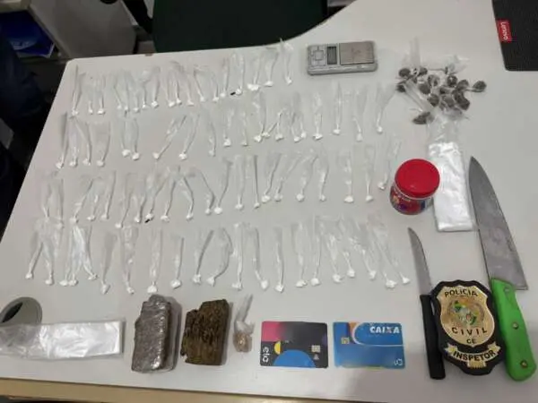 Foto com drogas e itens apreendidos por policiais com chefe de facção na Barra do Ceará