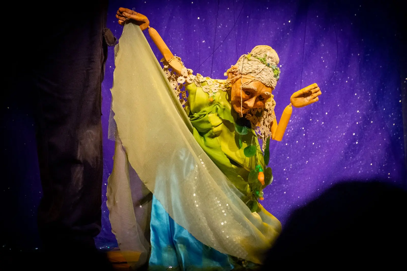 Espetáculos de artes cênicas, multirresidências criativas e lançamento de livro compõem programação do mês Bienal de Teatro e Cultura Infância