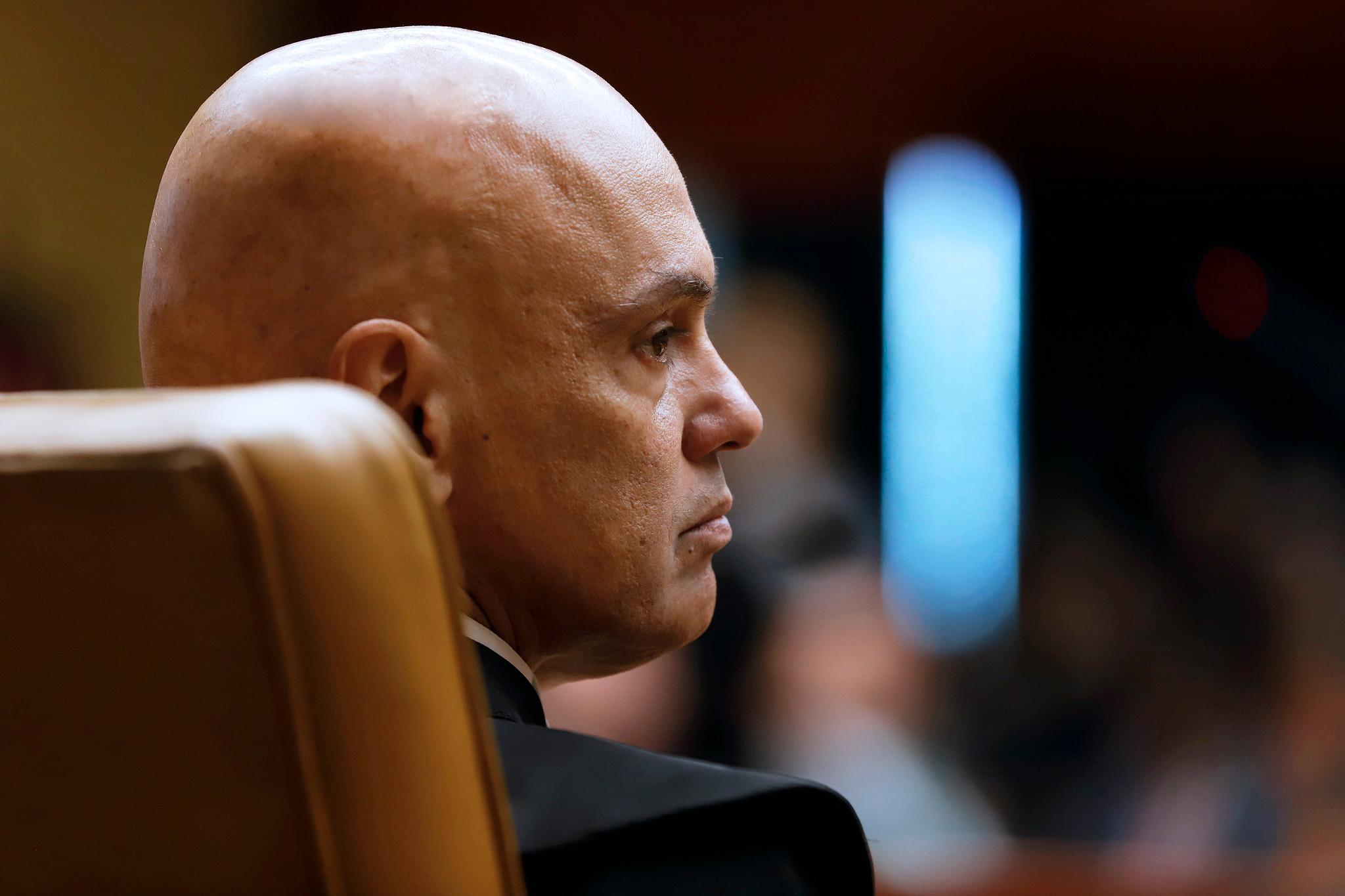 Alexandre de Moraes observa o Plenário do STF