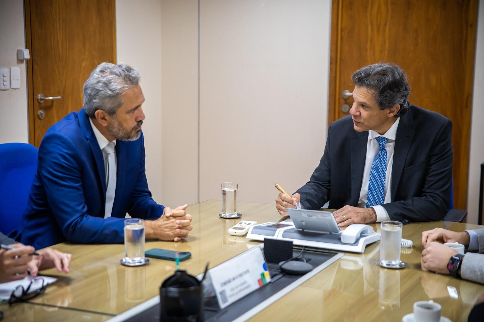 Elmano e Haddad em mesa de reunião