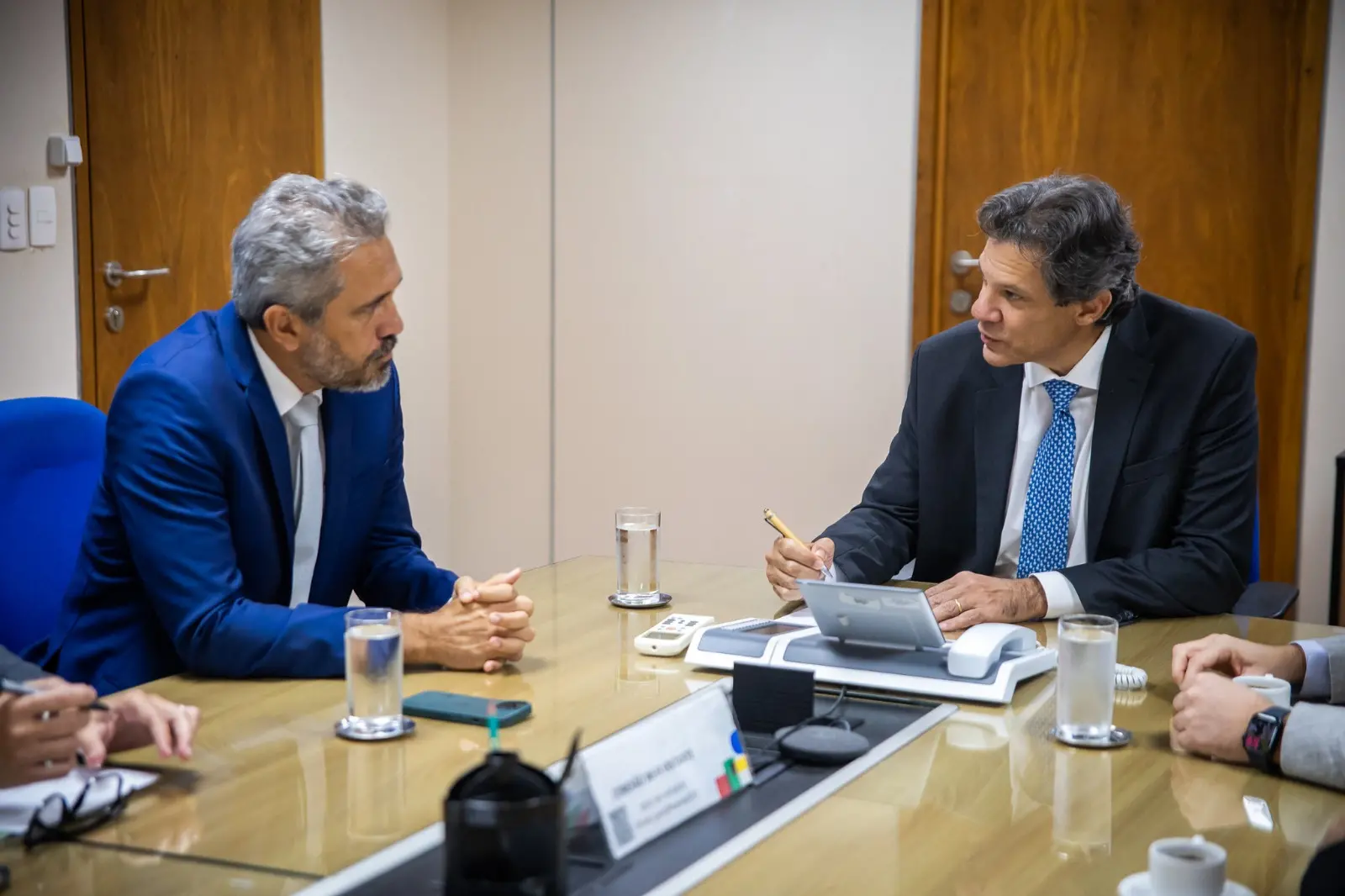 Elmano e Haddad em mesa de reunião