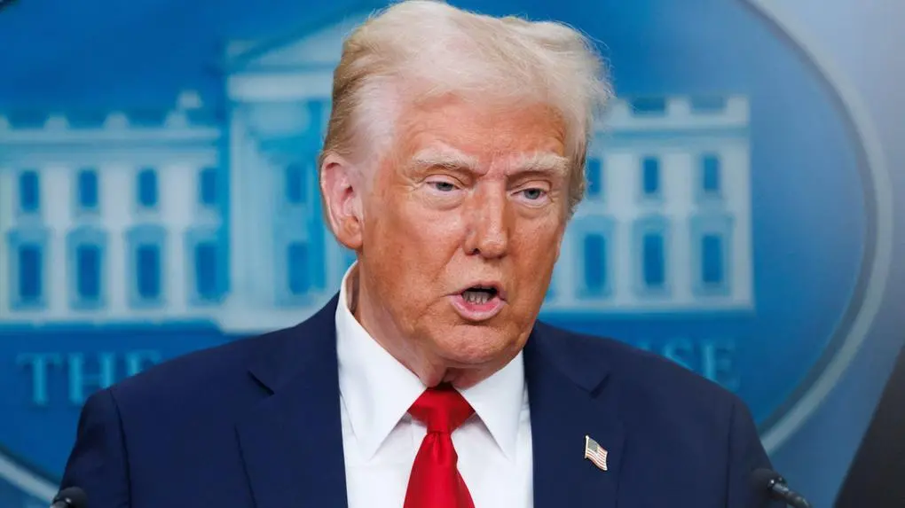 Donald Trump para matéria com terno azul, fundo azul. Imagem usada para matéria sobre presidente norte-americano sobre Lula e tariço