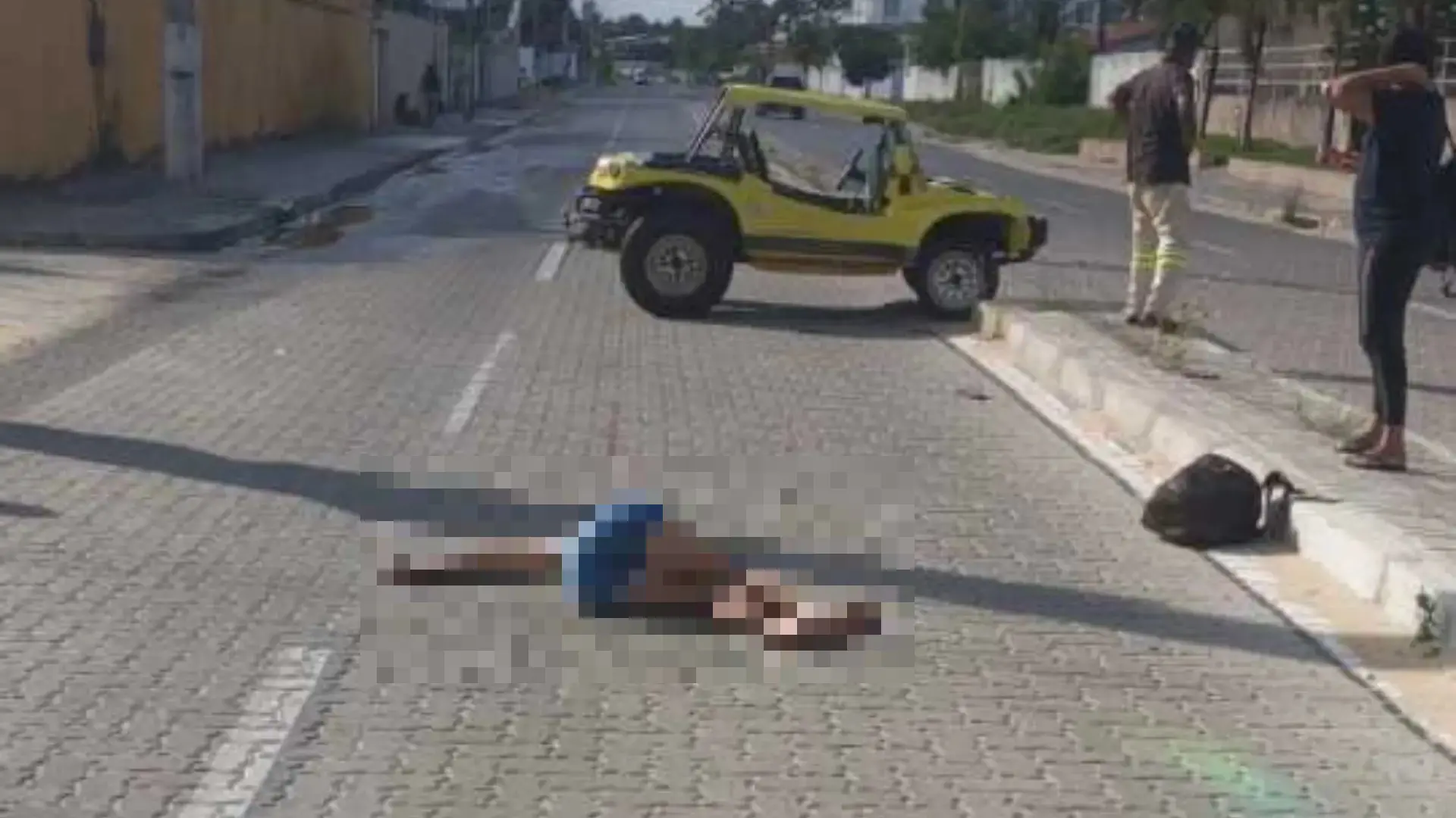 Registro do acidente com o corpo da mulher vítima borrado para preservar sua identidade. Imagem usada em matéria sobre atropelada por buggy