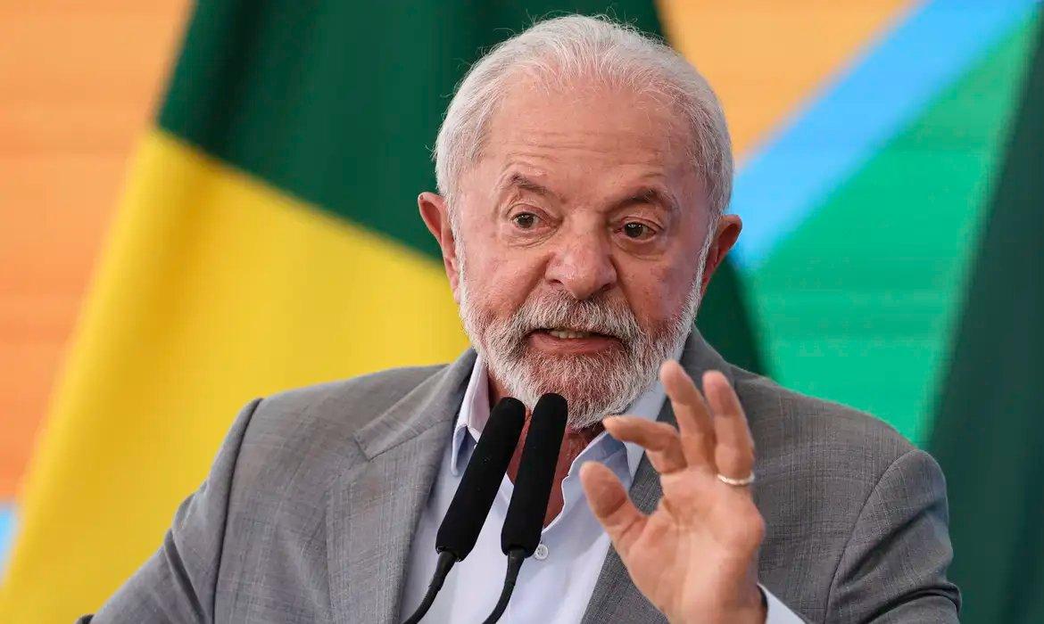 Lula durante discurso, com fundo colorido. Imagem usada em matéria sobre ligação sobre tarifaço entre o governo brasileiro e Trump