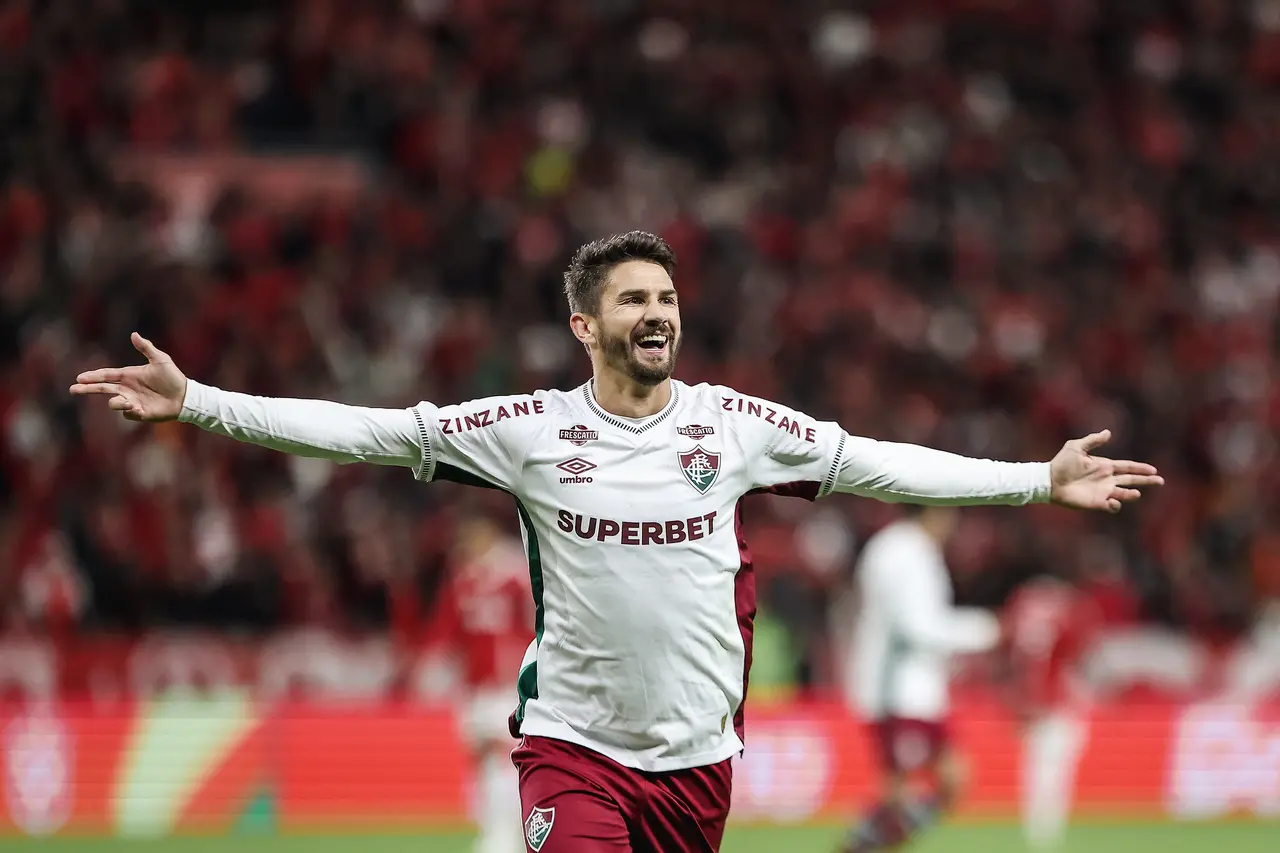 Foto de Everaldo comemorando gol do Fluminense durante partida