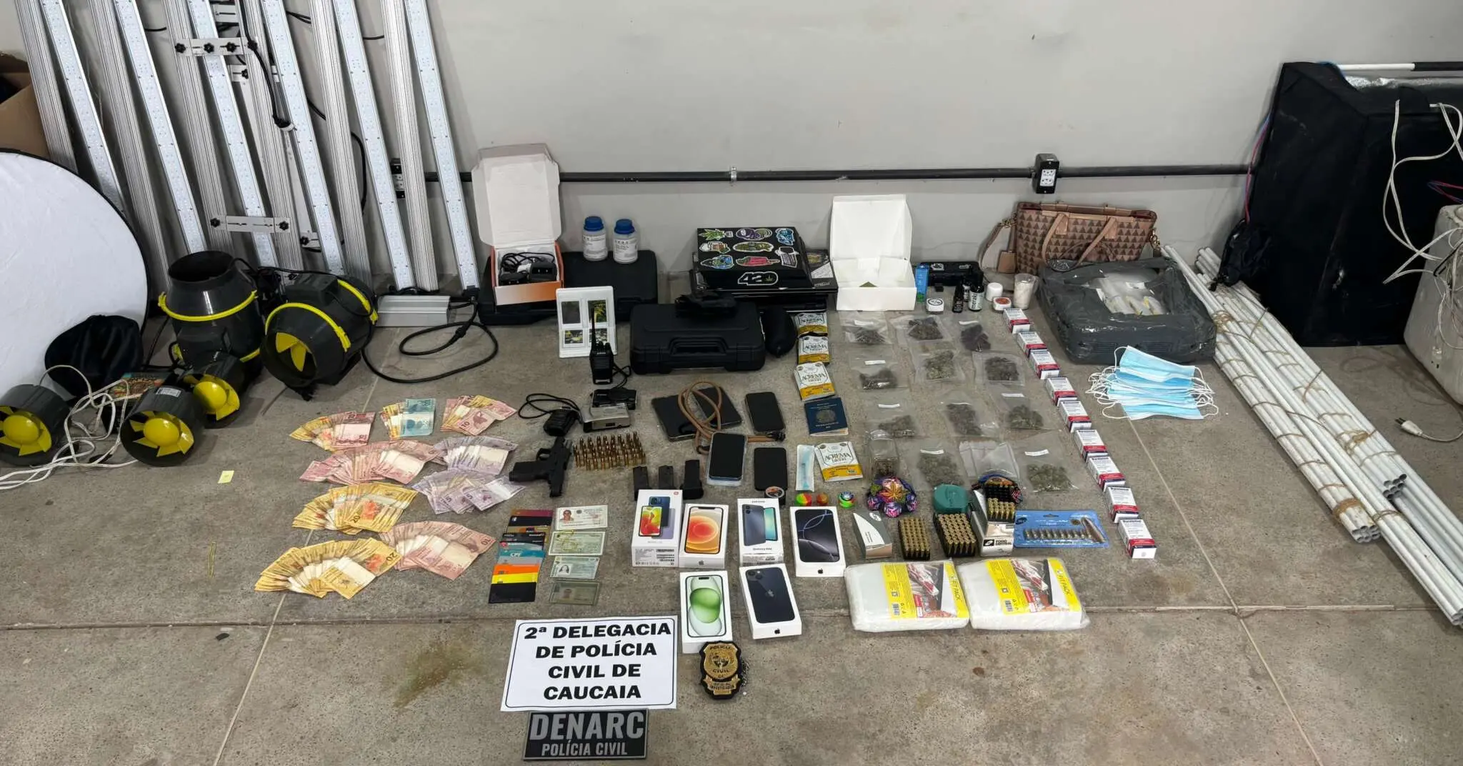 Imagem de material apreendido com suspeitos em ação da Polícia Civil do Ceará, incluindo drogas e arma de fogo