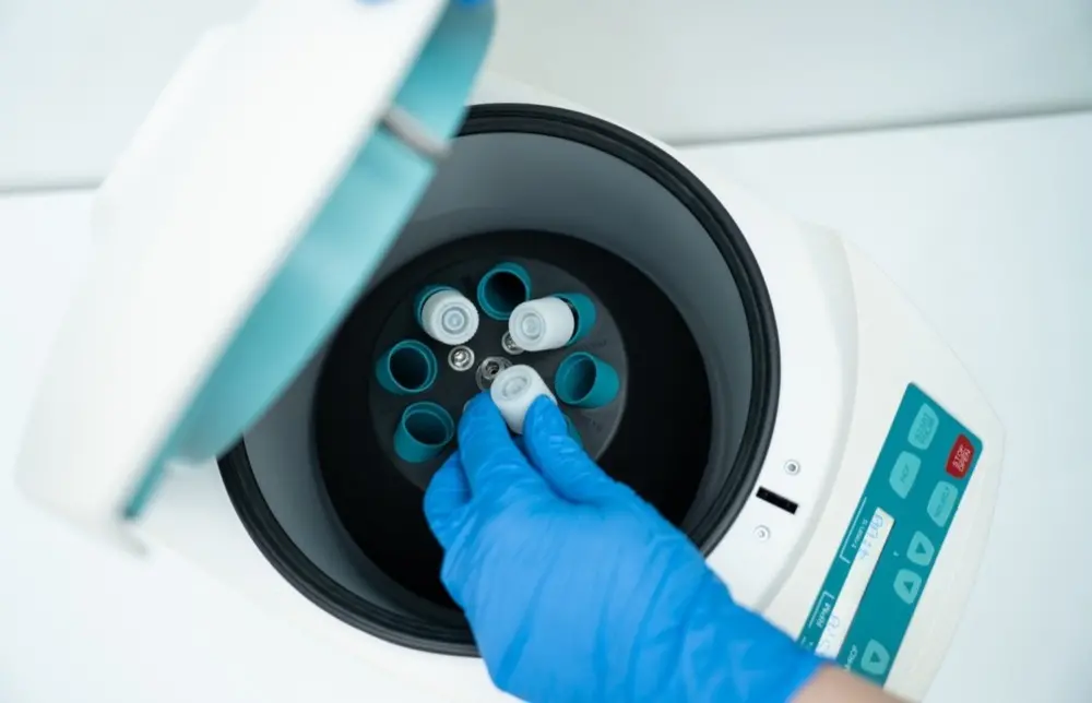 Médico congela material genético em laboratório