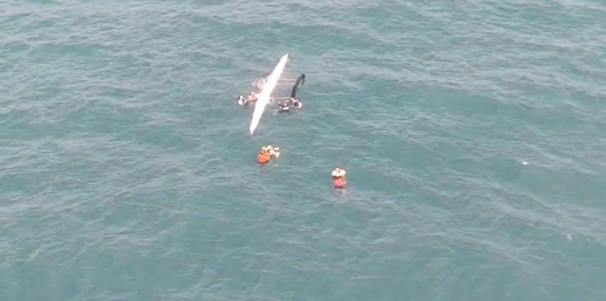 Foto do mar de Iparana, em Caucaia, onde uma canoa havaiana virou. Seis ocupantes precisaram ser resgatados