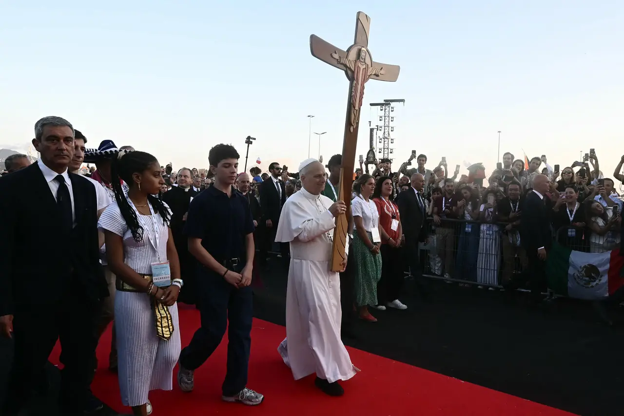 Foto de Papa Leão em vigília com jovens do mundo inteiro