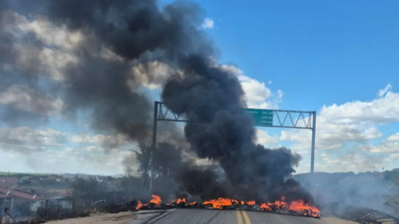 Corpo de Bombeiros foi acionado para apagar fogo em pneus colados em via pública