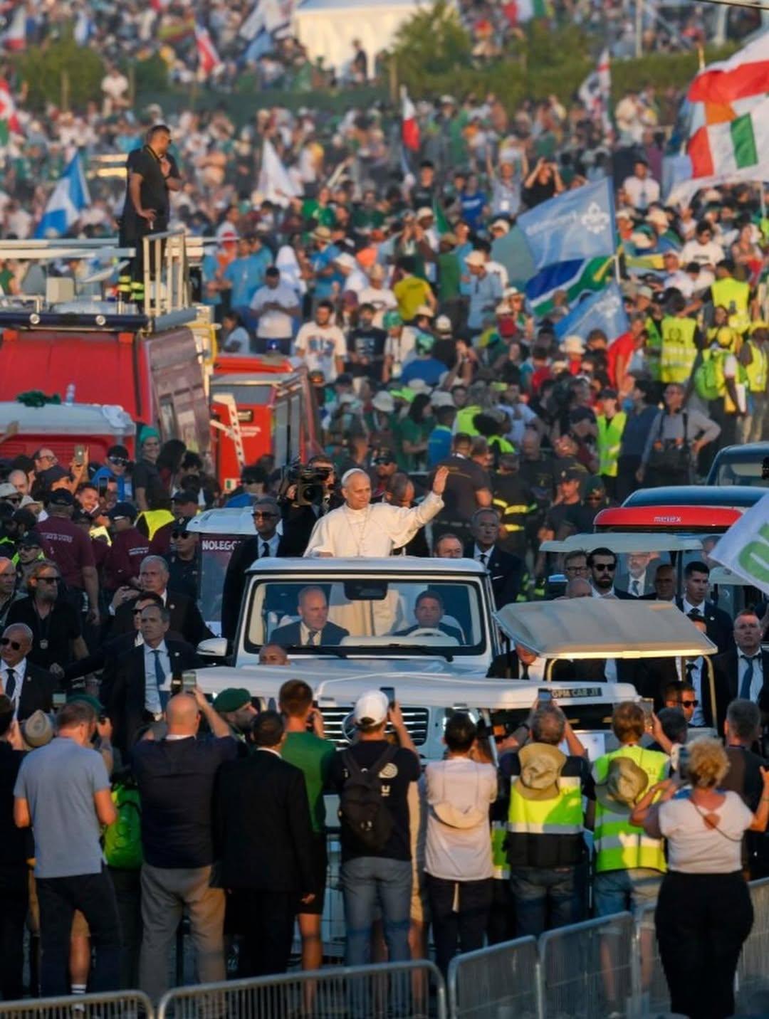 Na imagem, Papa Leão XIV saúda os fiéis em Roma durante celebração do Jubileu da Esperança