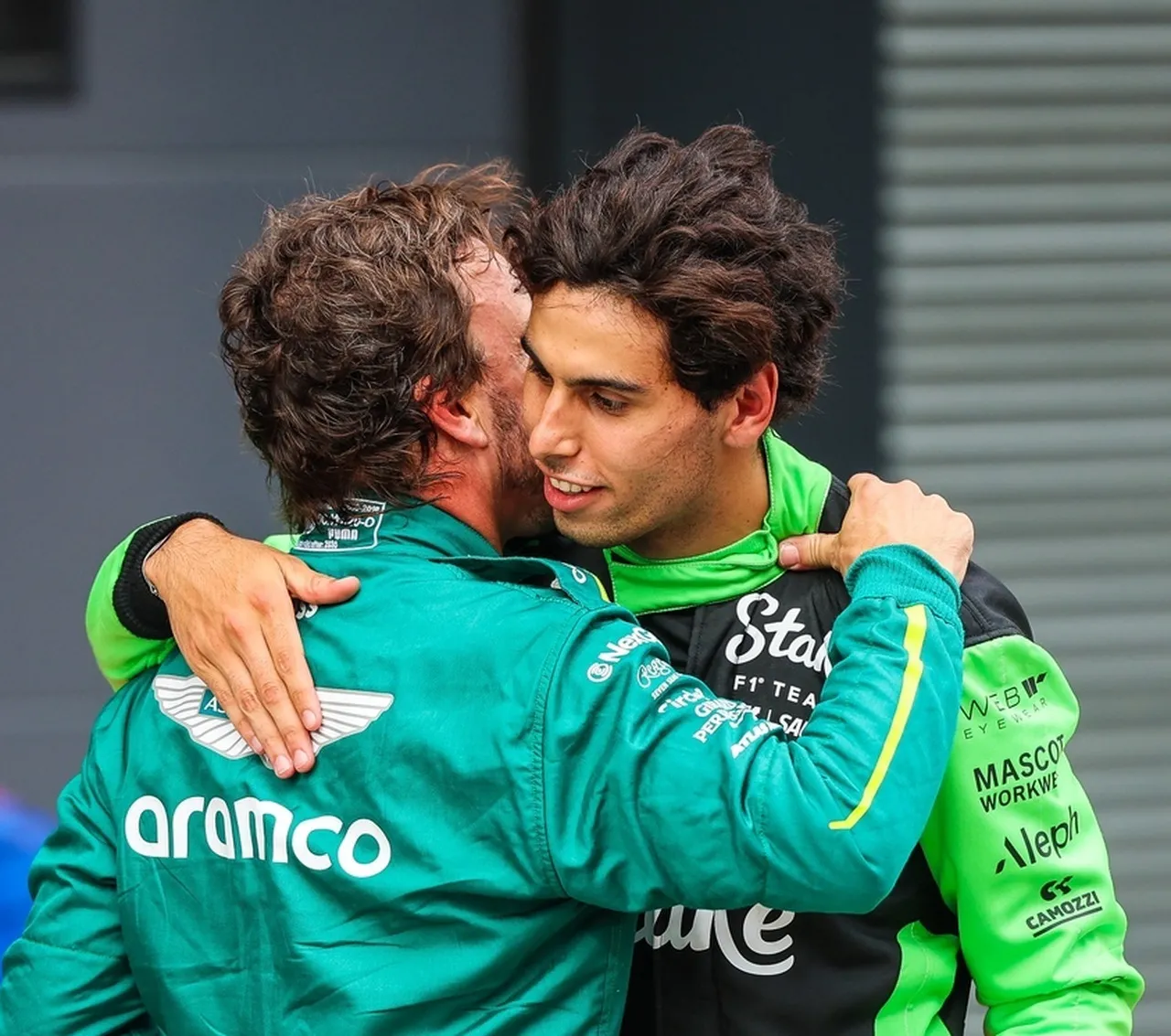 Bortoletto recebe abraço de Fernando Alonso, seu mentor de carreira, após o 6º lugar na Hungria; os dois disputaram posições na corrida