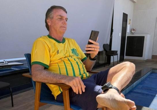 Ex-presidente Jair Bolsonaro de tornozeleira, acompanhando manifestações por chamada de vídeo