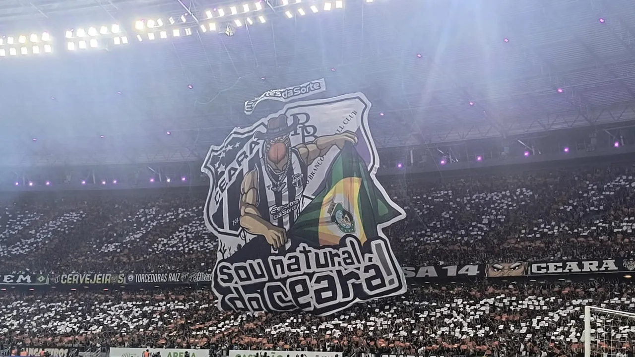 Torcida do Ceará faz mosaico antes de jogo contra o Flamengo no Castelão