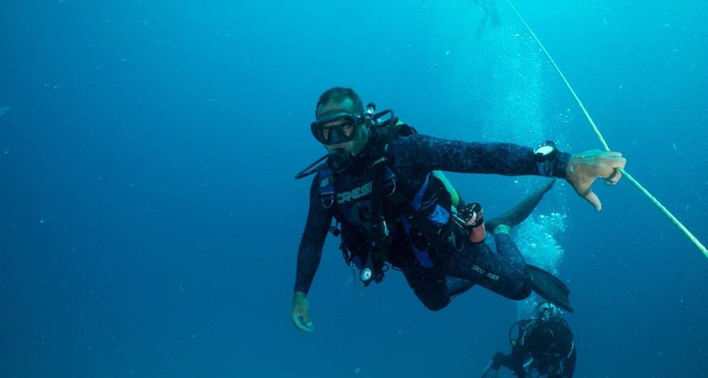 Na imagem, mergulhador no mar de Fortaleza por meio do serviço da empresa Atlântida Mergulho Ceará