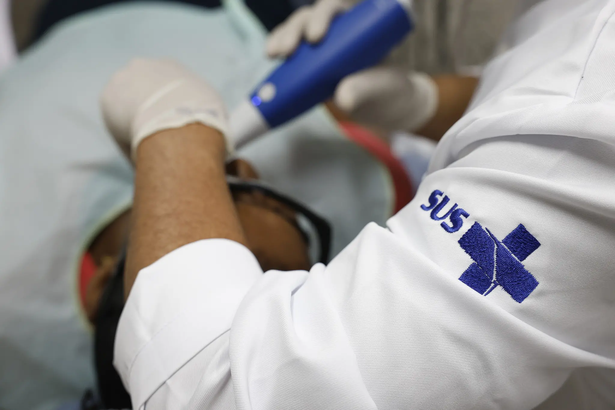 Profissional do SUS realizando procedimento de saúde bucal em paciente