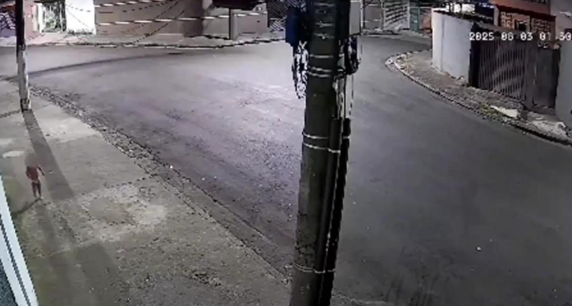 Imagem câmera de segurança capta criança de três anos sozinha no meio da rua, procurando mãe que tinha ido a baile funk em SP