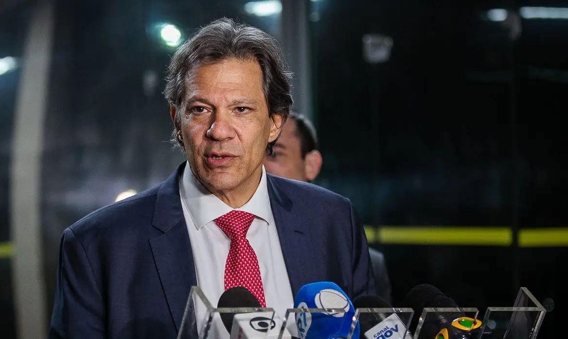 Fernando Haddad durante coletiva. Imagem usada em matéria sobre ministro cogitar acordo com EUA sobre minerais críticos e terras raras para conter tarifaço de Trump
