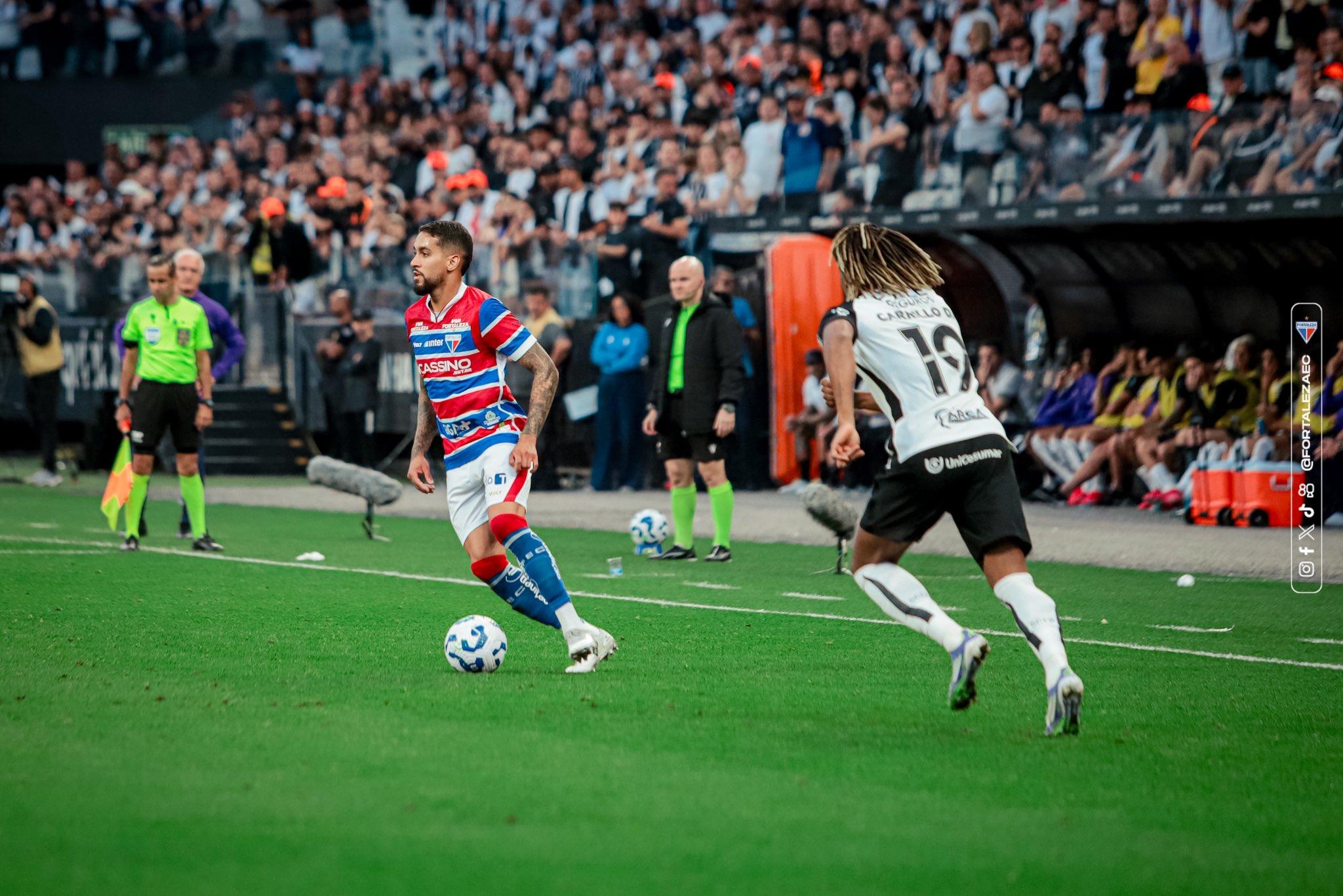 Foto de Matheus Pereira, jogador do Fortaleza, durante partida contra o Corinthians, pela Série A do Brasileirão 2025