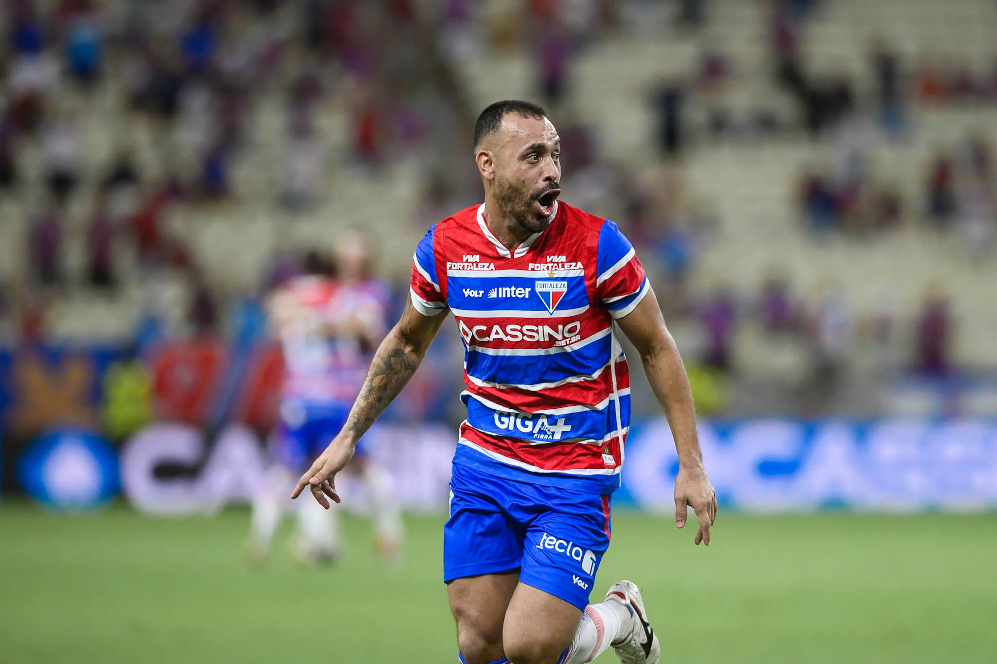 Moisés, atacante do Fortaleza, durante jogo contra o Internacional na Série A do Brasileirão