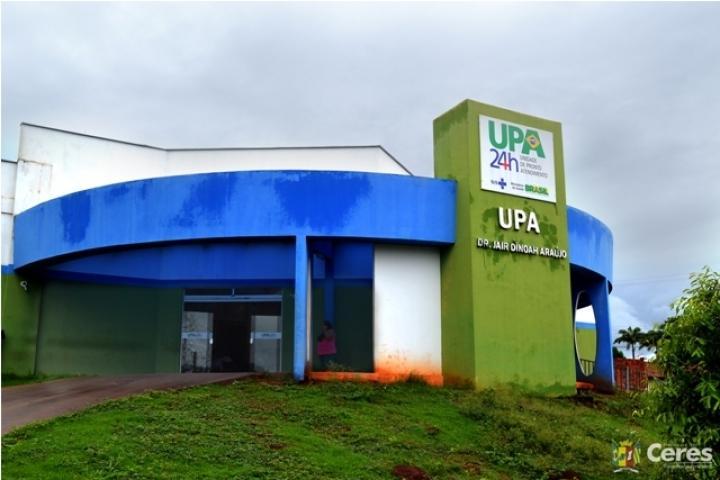 Clínica UPA 24 horas na cidade, com fachada azul e verde, oferecendo atendimento de emergência e serviços de saúde 24 horas. Estrutura moderna para atendimento rápido.