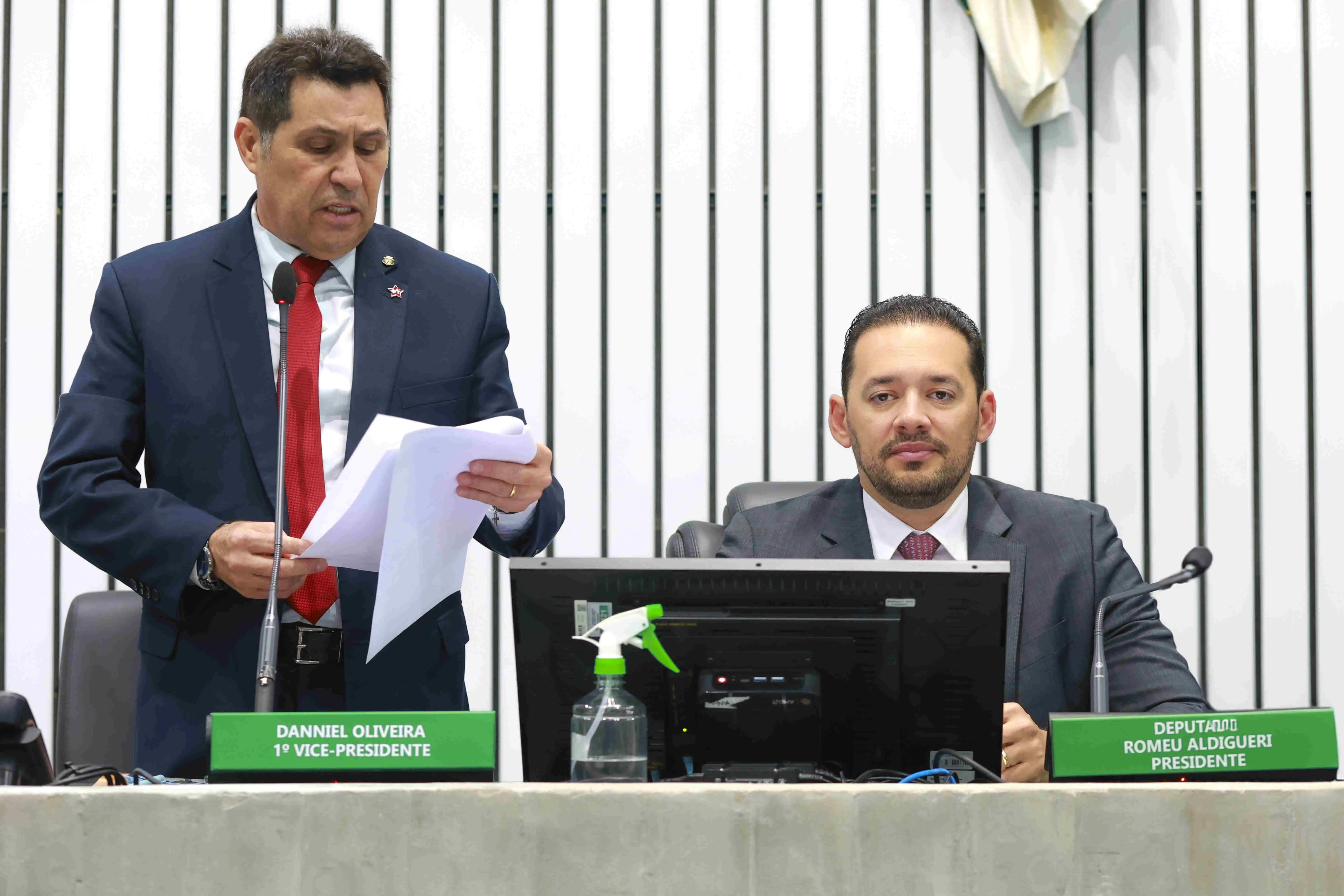 Foto com De Assis e Danniel Oliveira, deputados da Alece, no Plenário da Casa