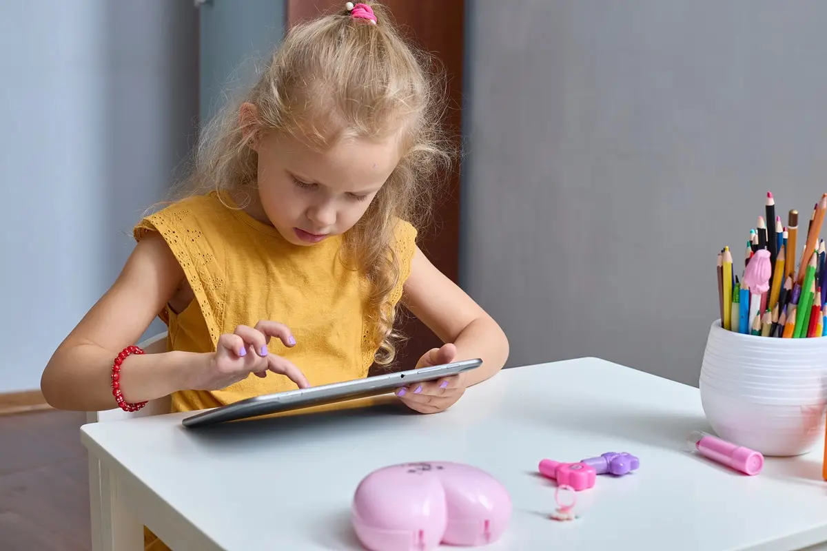 Criança no tablet
