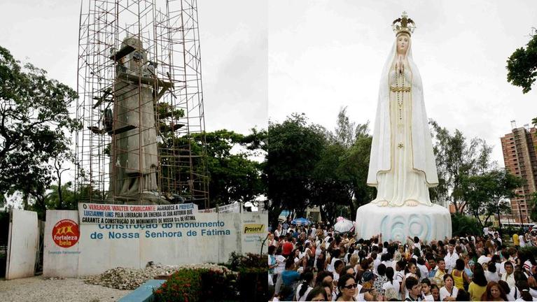 Uma foto montagem lado a lado mostra a estátua de Nossa Senhora de Fátima em Fortaleza em duas fases. À esquerda, a estátua é vista em construção ou restauração, envolta em andaimes metálicos, sem os acabamentos finais. Há um outdoor com a inscrição