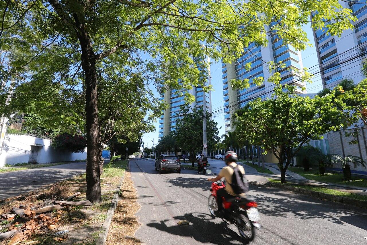 imagem mostra rua do bairro guararapes com prédios de luxo