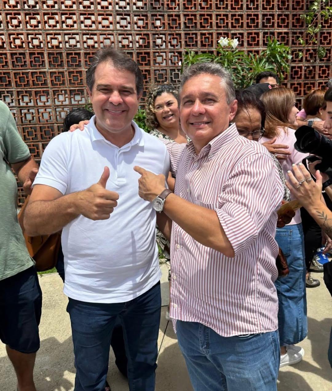 Foto de Evandro Leitão com Dr. Portinho, o novo secretário da Regional 10