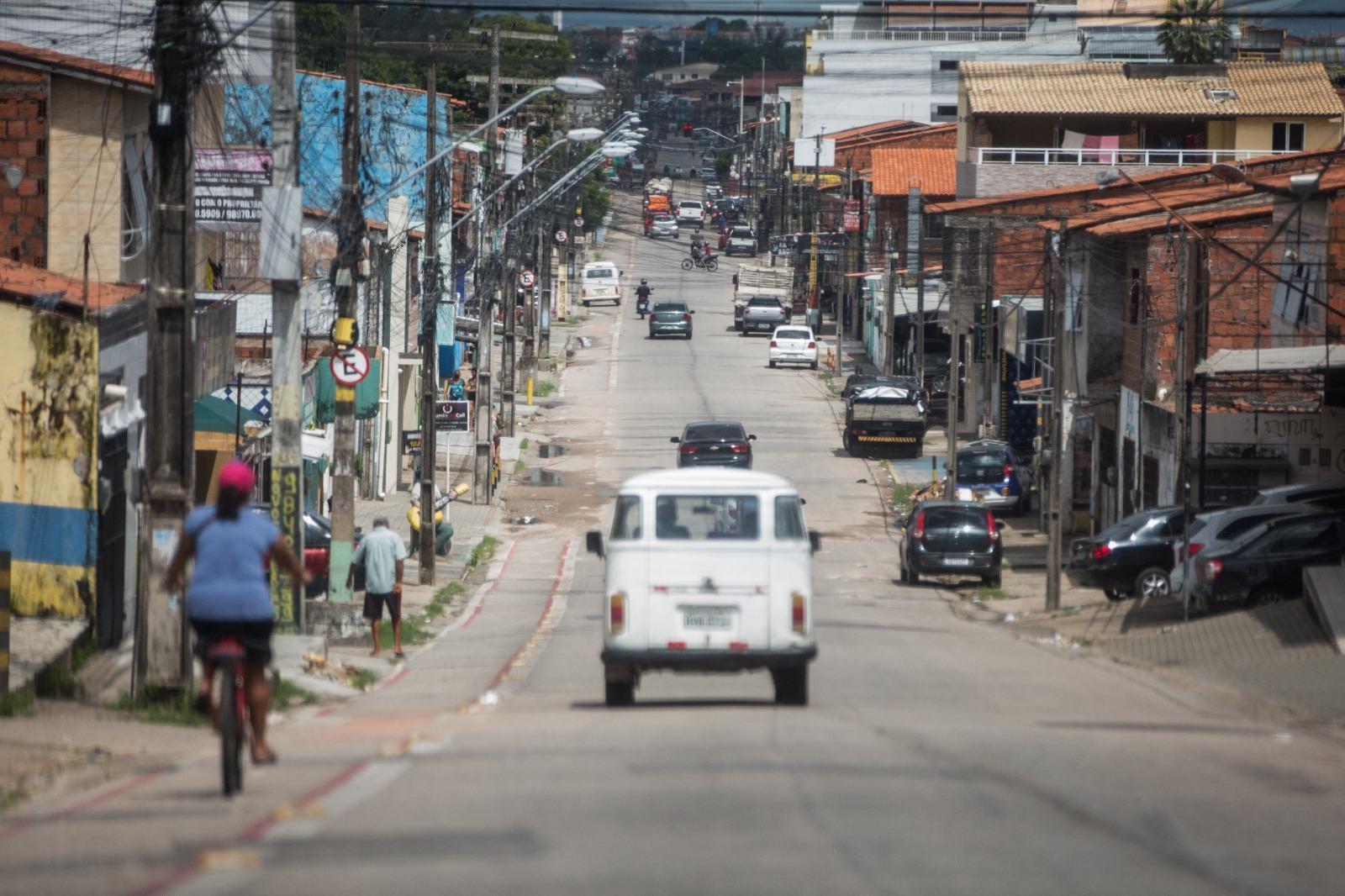 Imagem de rua do bairro Bom Jardim, que entre os com menores rendimentos mensais de Fortaleza