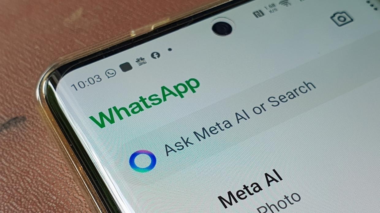 Imagem de tela em ícones da Meta AI e WhatsApp para matéria sobre vazamento no Google de conversas dos usuários com a inteligência artificial