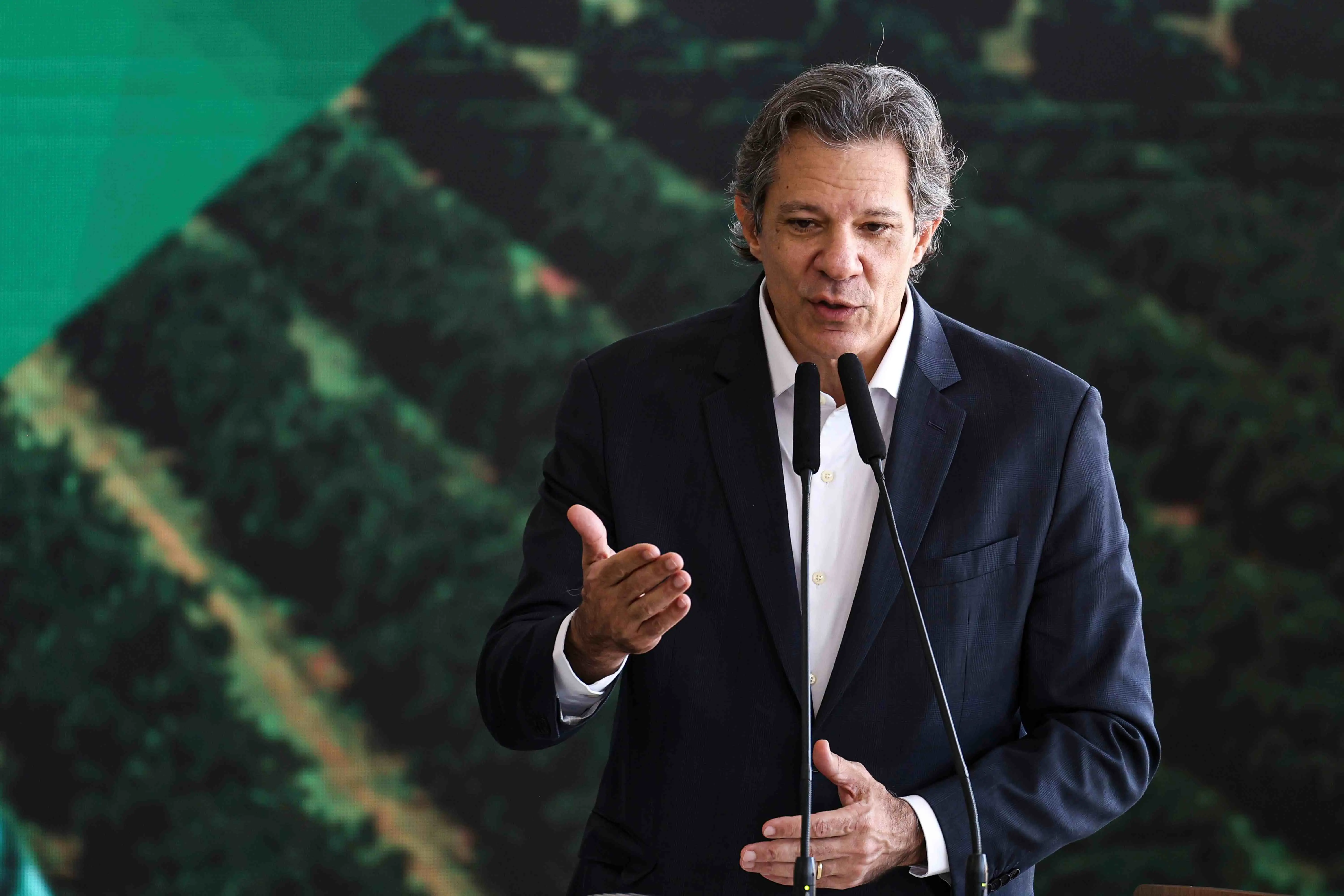 O ministro Haddad em púlpito