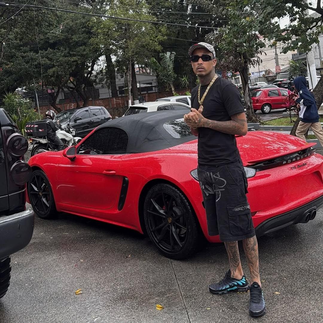 Imagem de ex de Bia Miranda, Gato Preto, ao lado de um carro vermelho. Ele gravou o momento da própria prisão