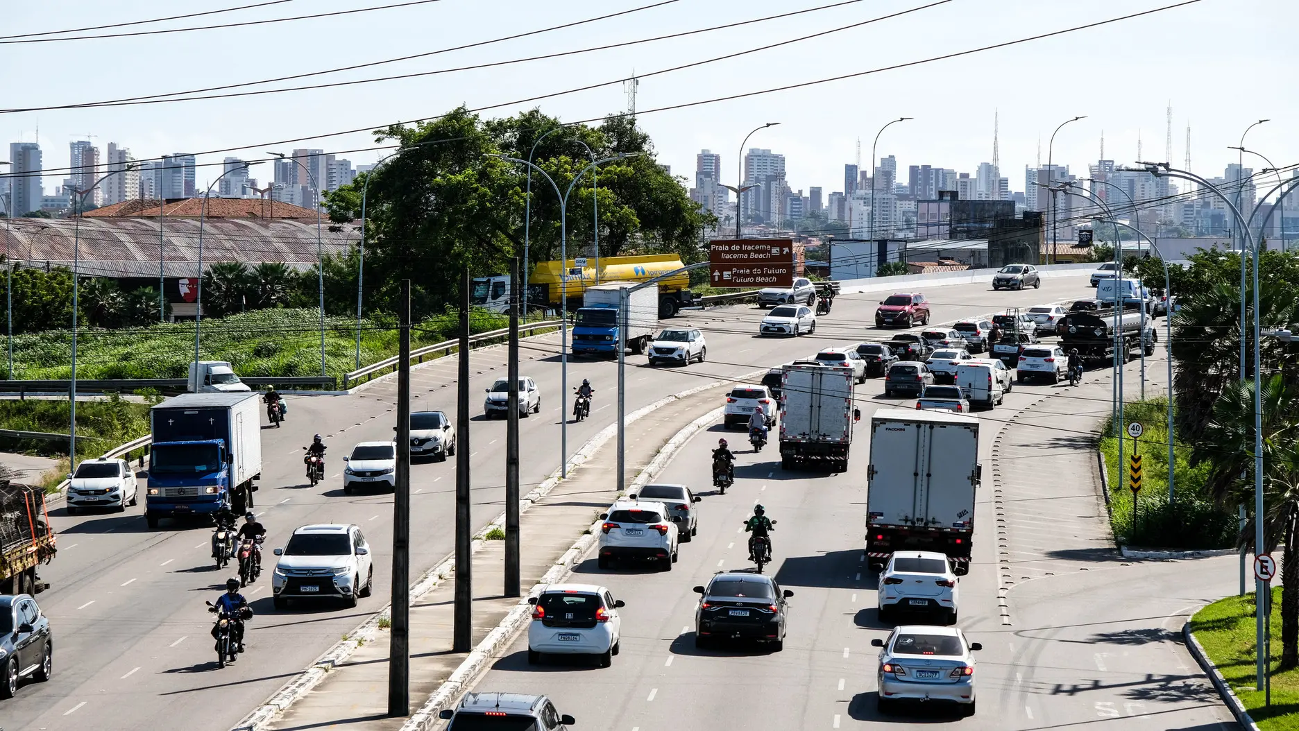 Imagem mostra fluxo de veículos em grande e larga avenida de Fortaleza