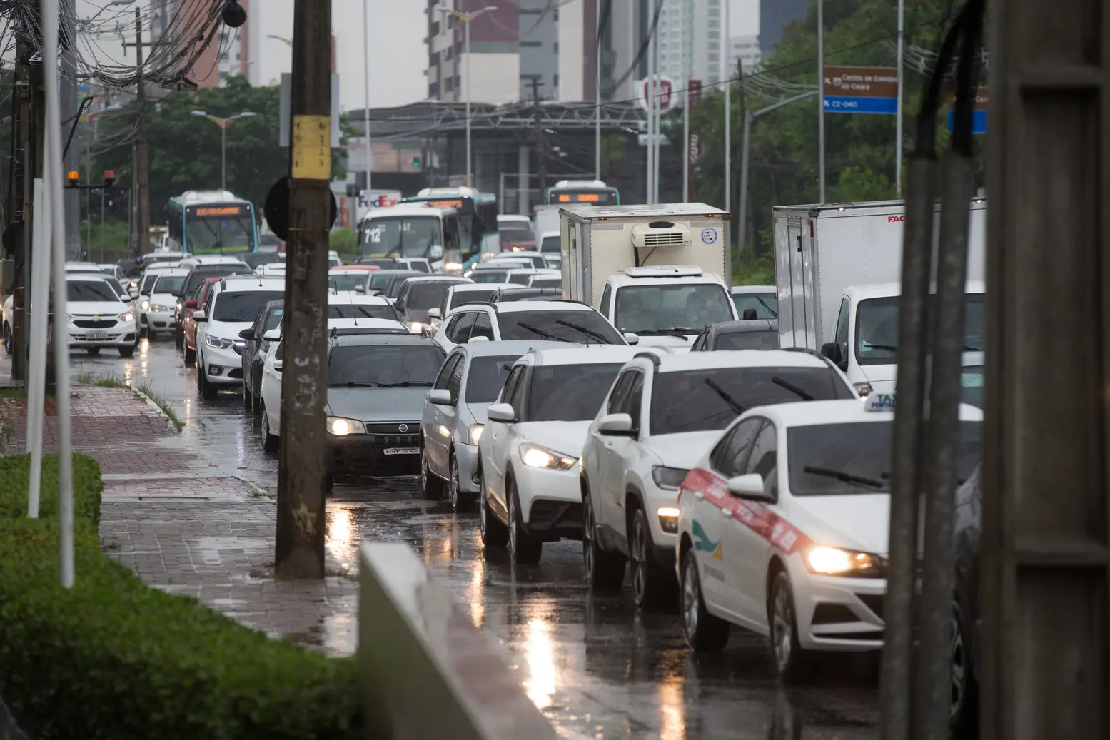 Imagem mostra congestionamento de carros em dia chuvoso de Fortaleza