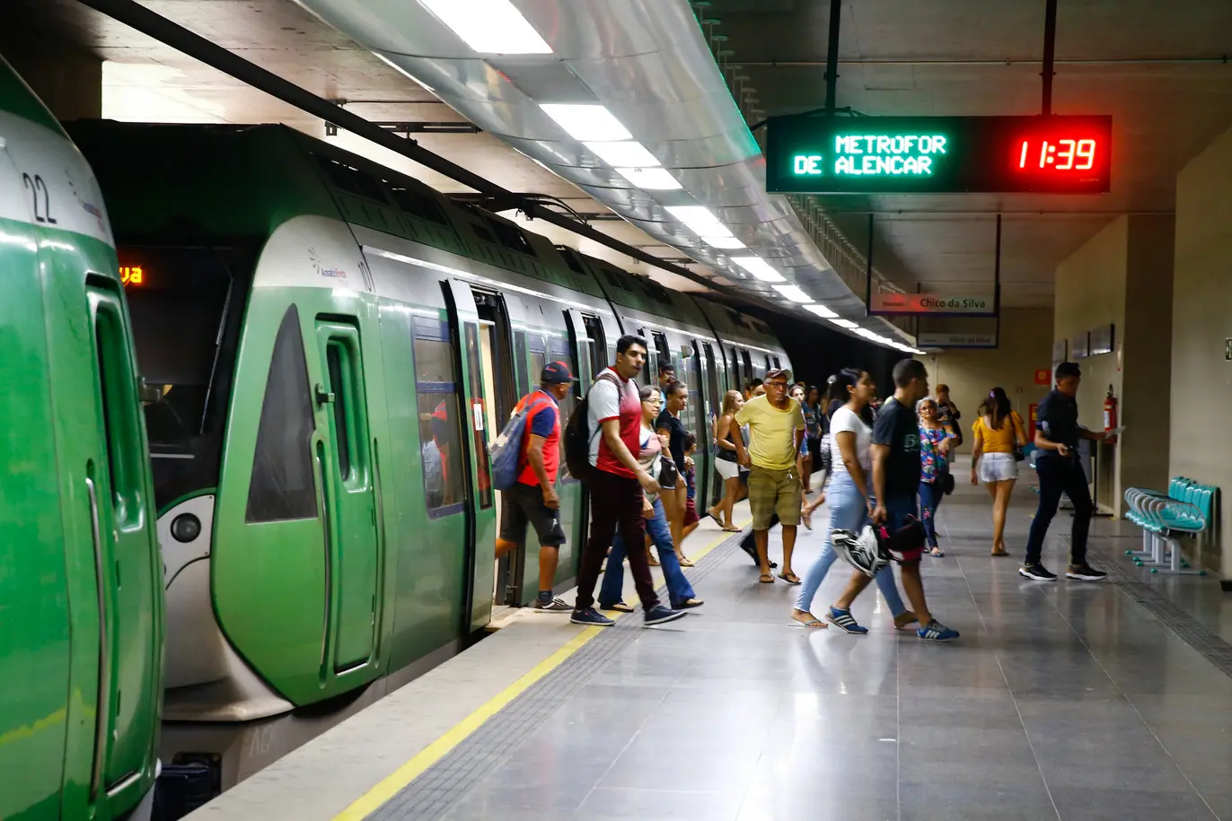 Imagem mostra passageiros embarcando em metrô de Fortaleza.