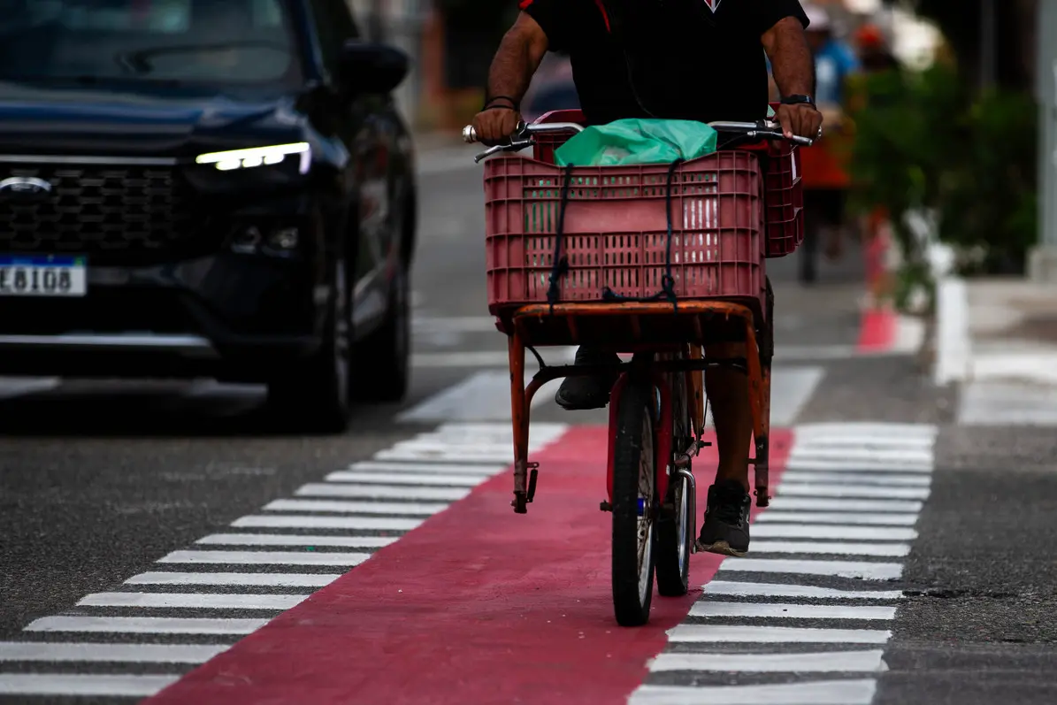 Imagem mostra bicicleta trafegando em ciclofaixa de Fortaleza