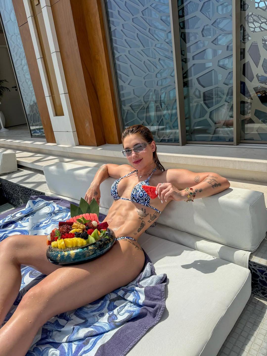 Virginia exibe corpo sarado em Dubai