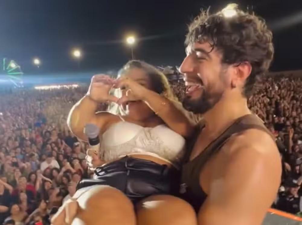 print de vídeo em que o cantor Nattan aparece carregando uma mulher com nanismo no colo em show em Pernambuco