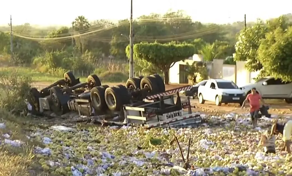 Moradores saqueiam carga de fruta após acidente na BR-222, no Ceará